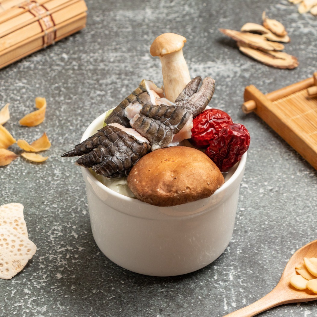 寶菇龍鳳燉鱷盅湯 Mushroom crocodile meat soup